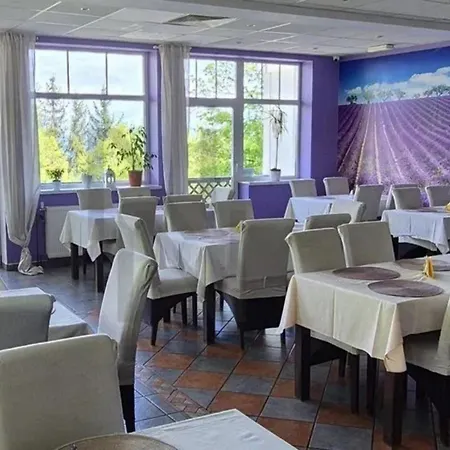 Alojamento de Acomodação e Pequeno-almoço Lawendowy Dworek 3*